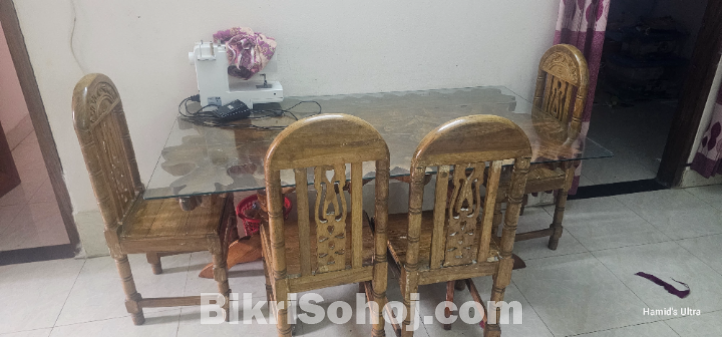 ডাইনিং টেবিল